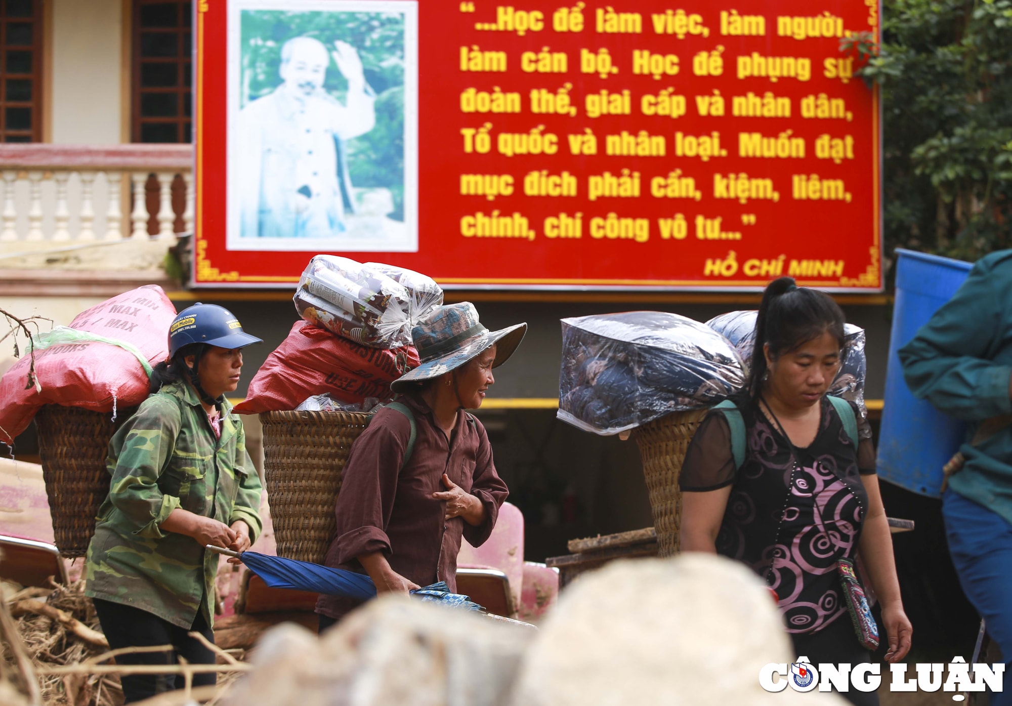 bai 3 nghe an nang len nguoi dan loi bun vuot lu di nhan qua ho tro hinh 16
