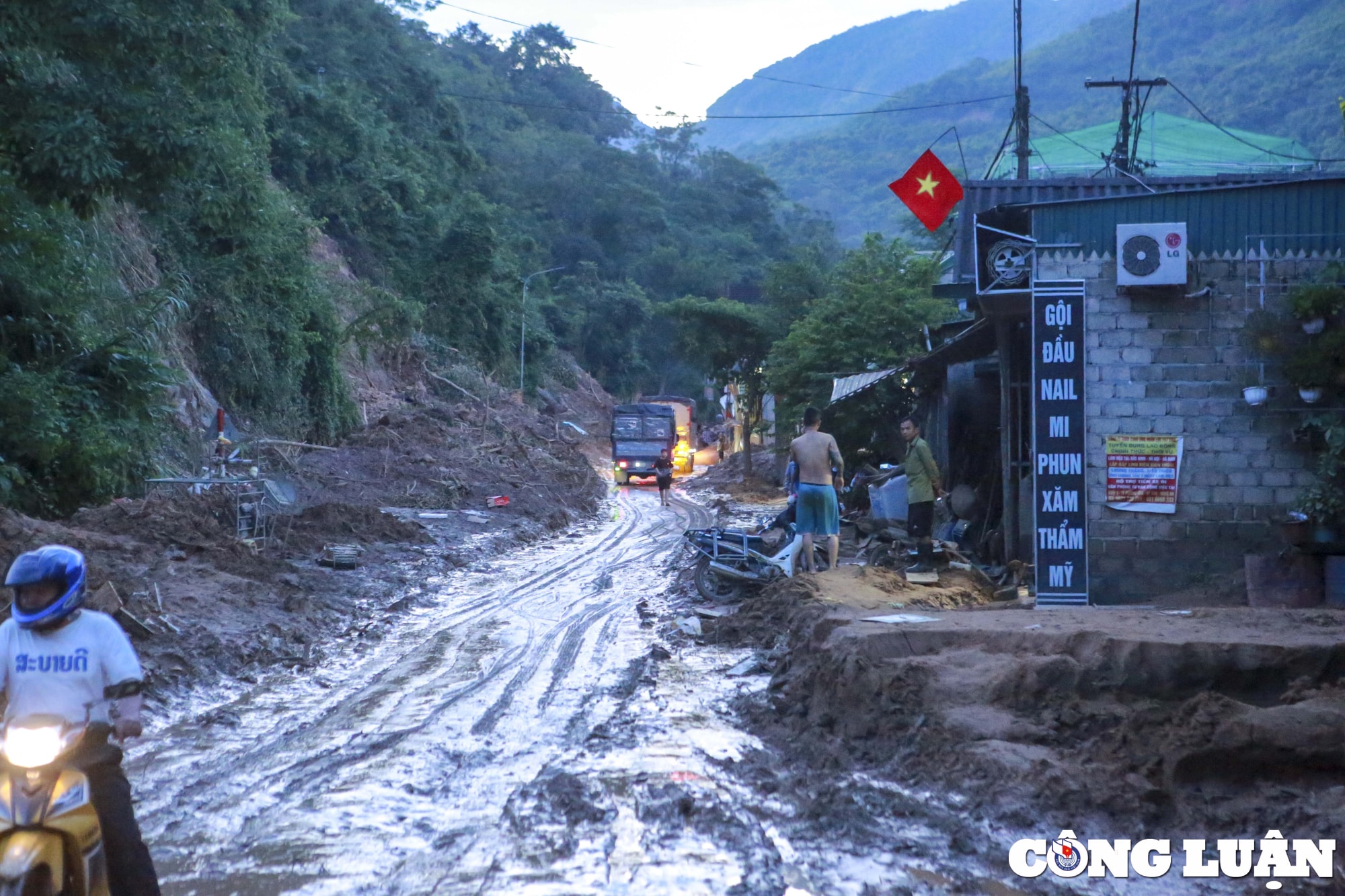 nghe an thong xe quoc lo 7 nhieu ho dan quay ve nha o van nom nop lo so hinh 1