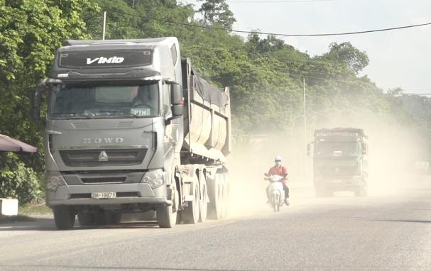 xe coi noi thanh thung de cho hang qua tai van dien bien phuc tap hinh 1