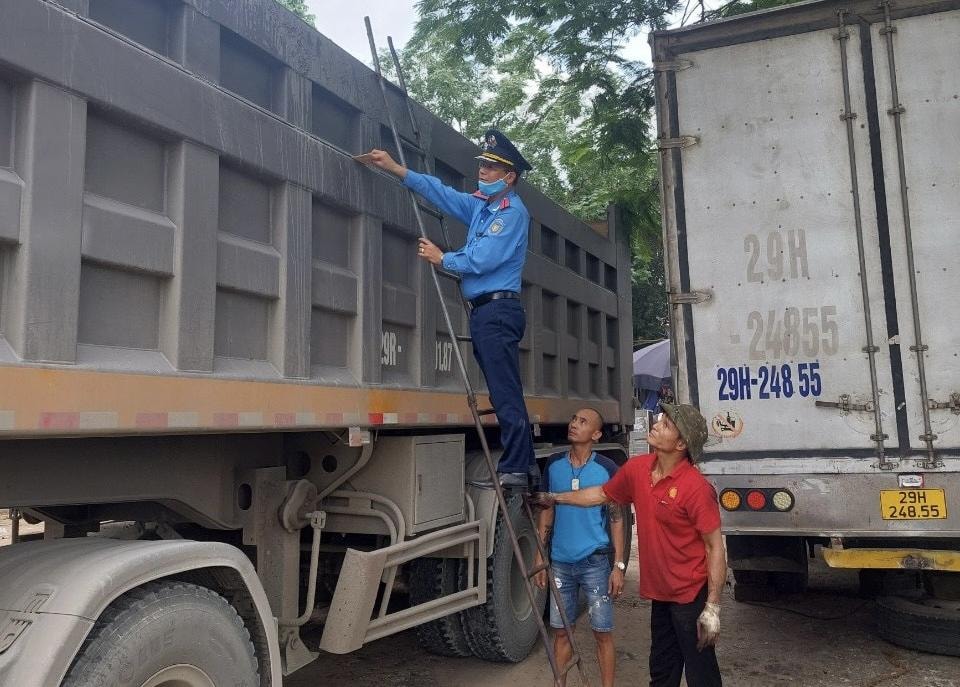 xe coi noi thanh thung de cho hang qua tai van dien bien phuc tap hinh 2