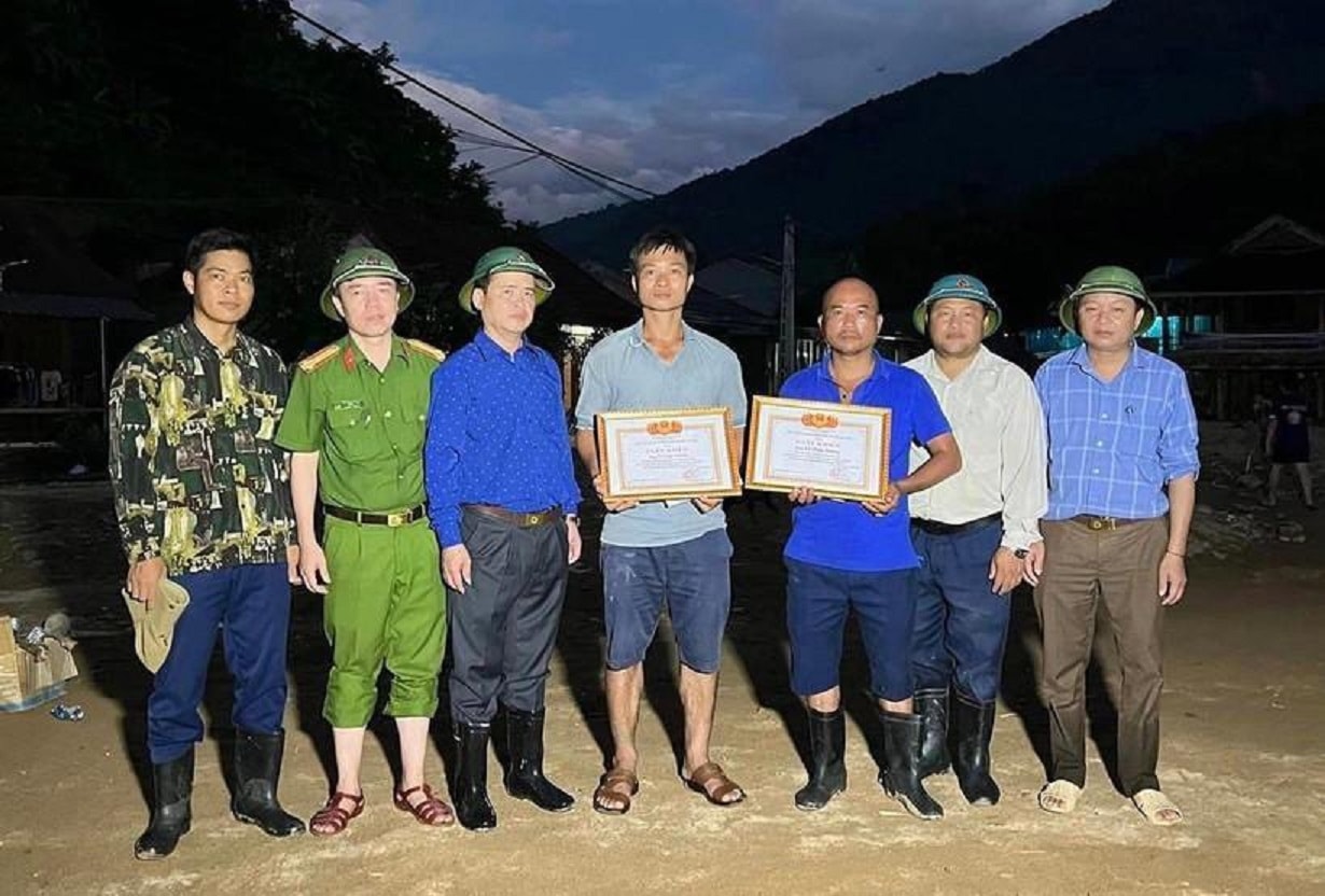 truong ban duoc chu tich nuoc khen ke ve giay phut lao vao dong nuoc lu cuu dan hinh 2