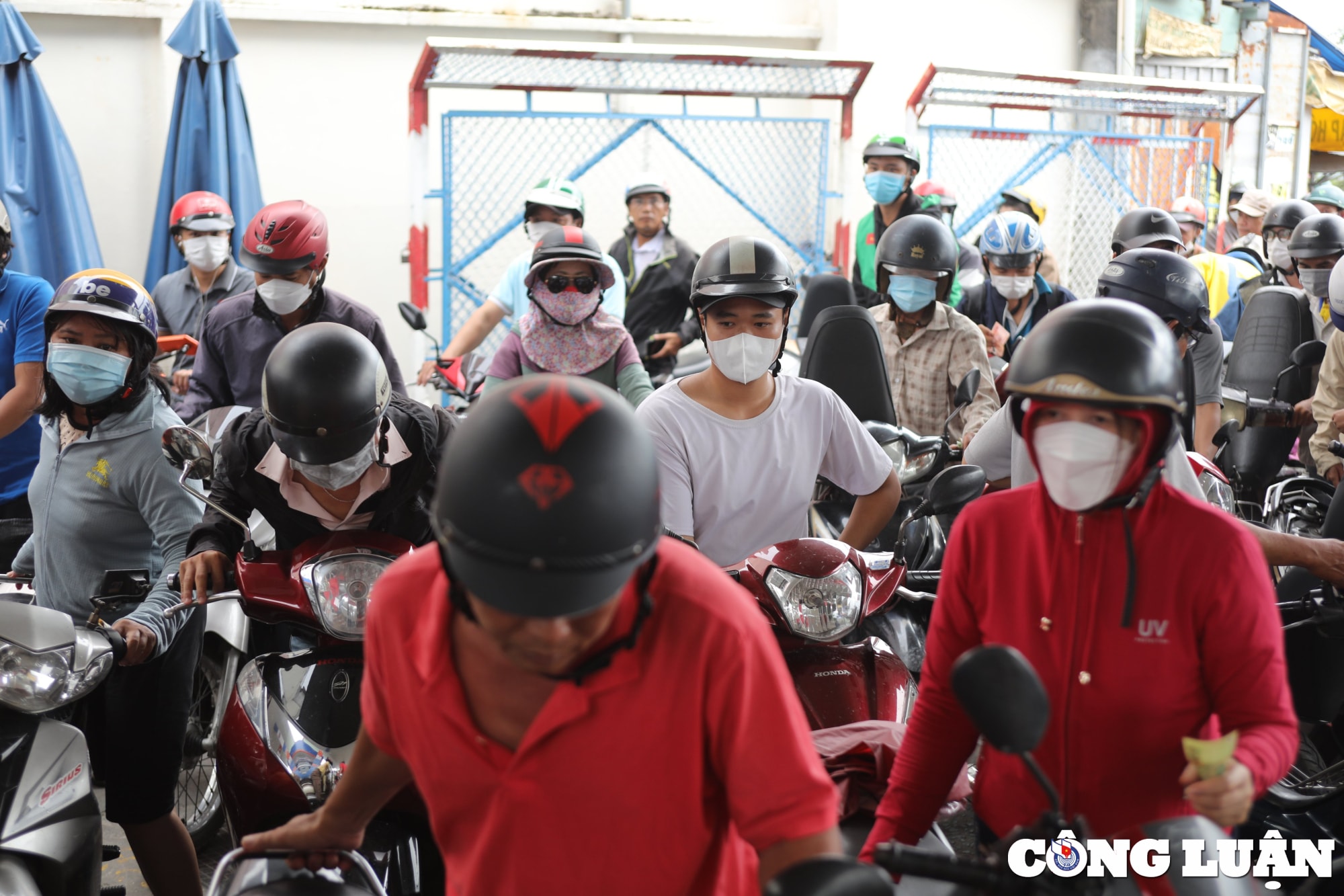hang loat cua hang treo bang het xang nguoi dan mon moi tim noi do hinh 8