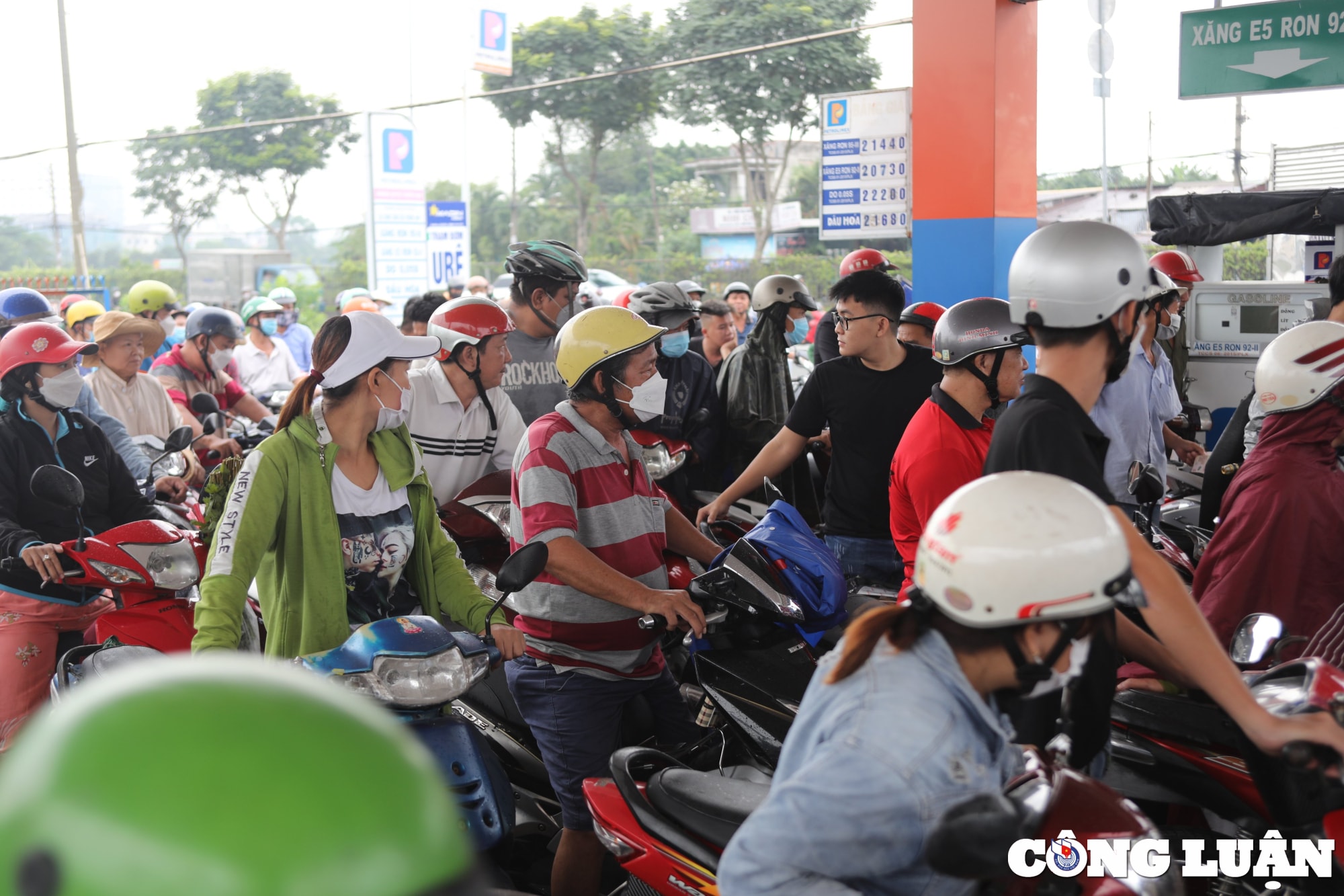 hang loat cua hang treo bang het xang nguoi dan mon moi tim noi do hinh 11