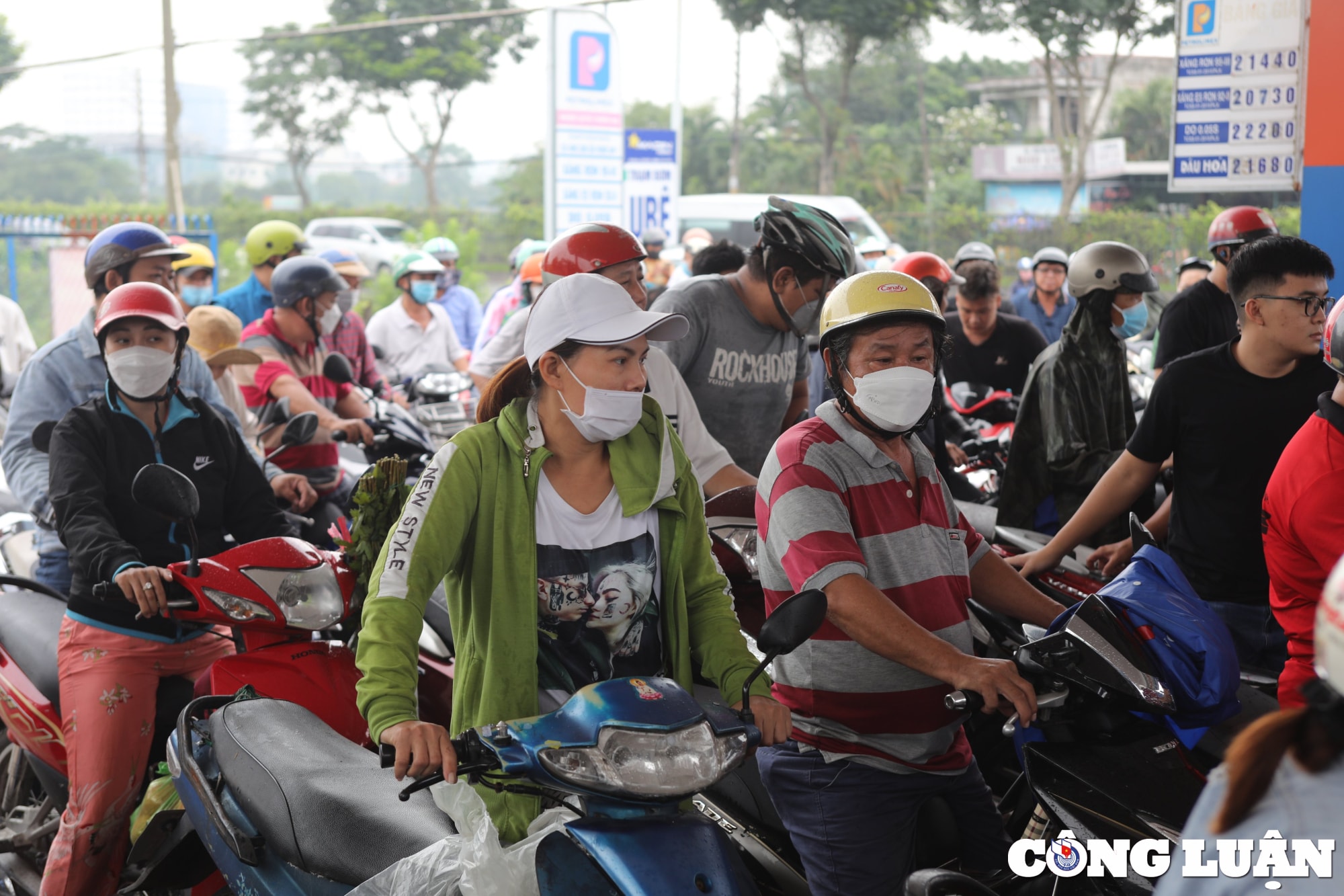 hang loat cua hang treo bang het xang nguoi dan mon moi tim noi do hinh 6