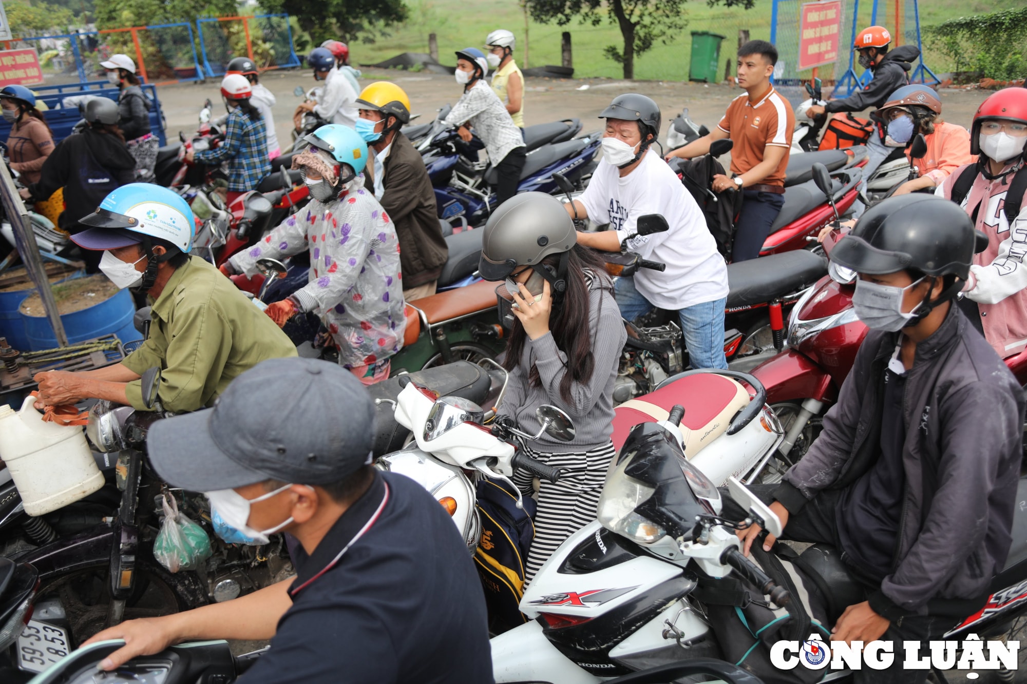 hang loat cua hang treo bang het xang nguoi dan mon moi tim noi do hinh 4
