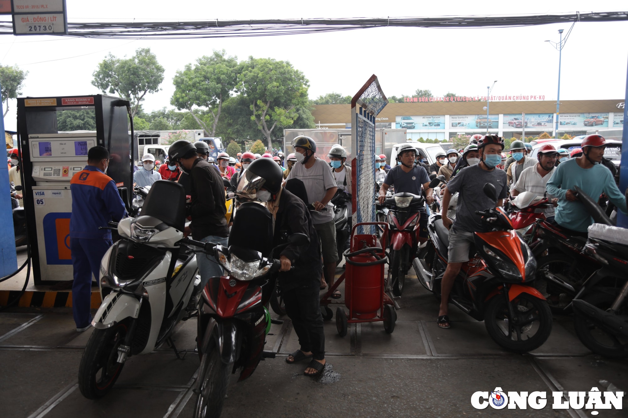 hang loat cua hang treo bang het xang nguoi dan mon moi tim noi do hinh 10