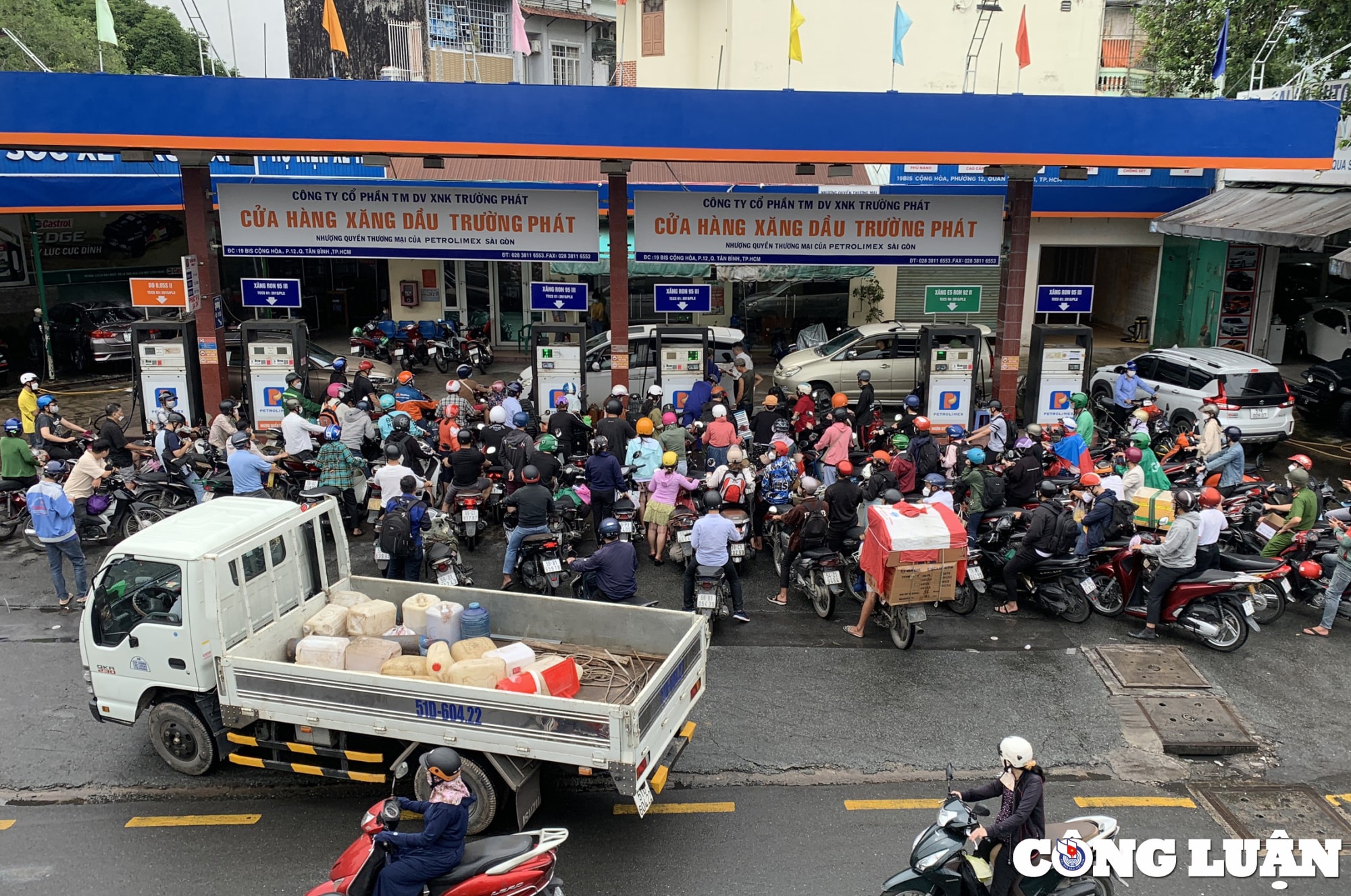 hang loat cua hang treo bang het xang nguoi dan mon moi tim noi do hinh 1