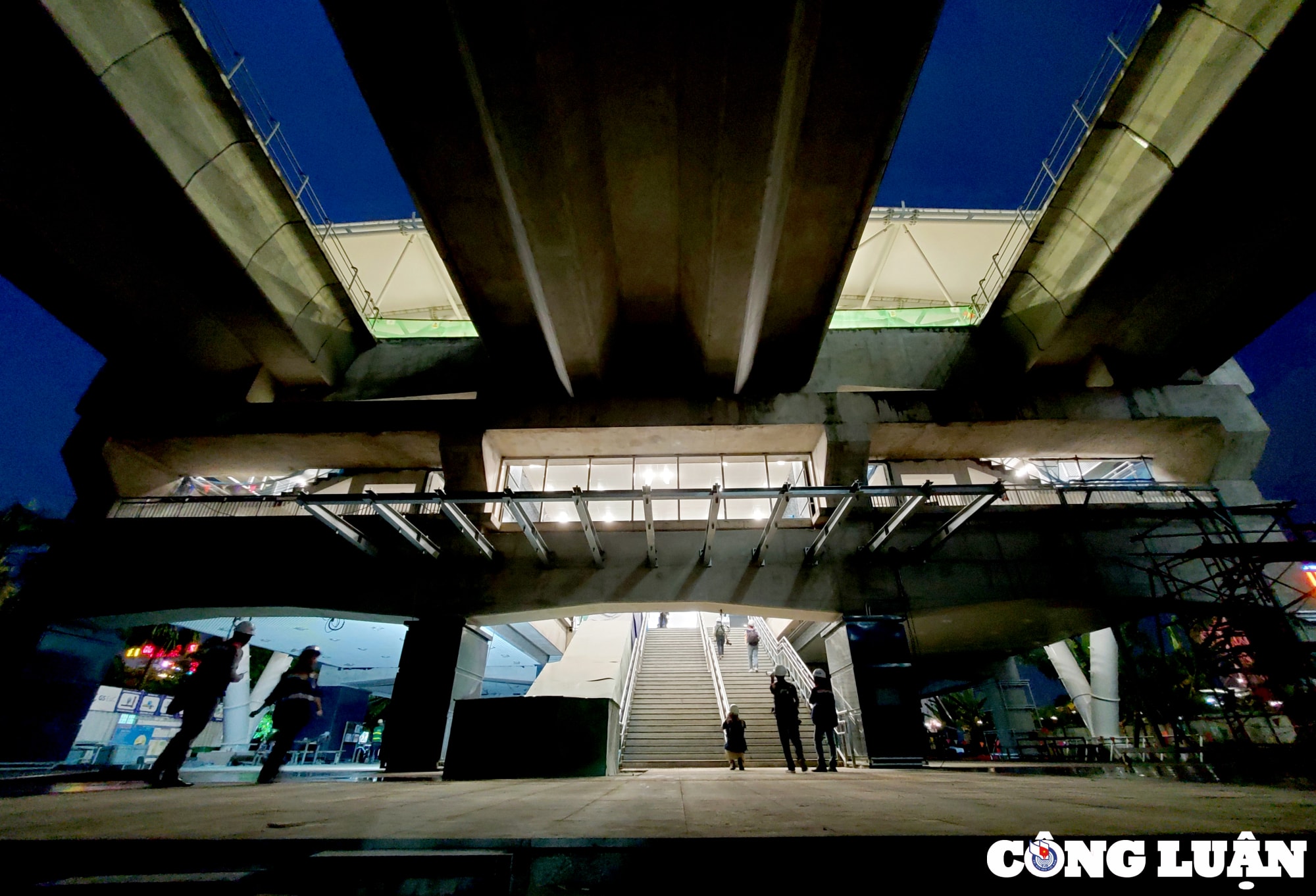 ben trong nha ga doc dao nhat cua tuyen metro so 1 ben thanh suoi tien hinh 4