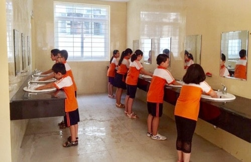 tp hcm yeu cau tang cuong dam bao chat luong nha ve sinh o truong hoc hinh 1