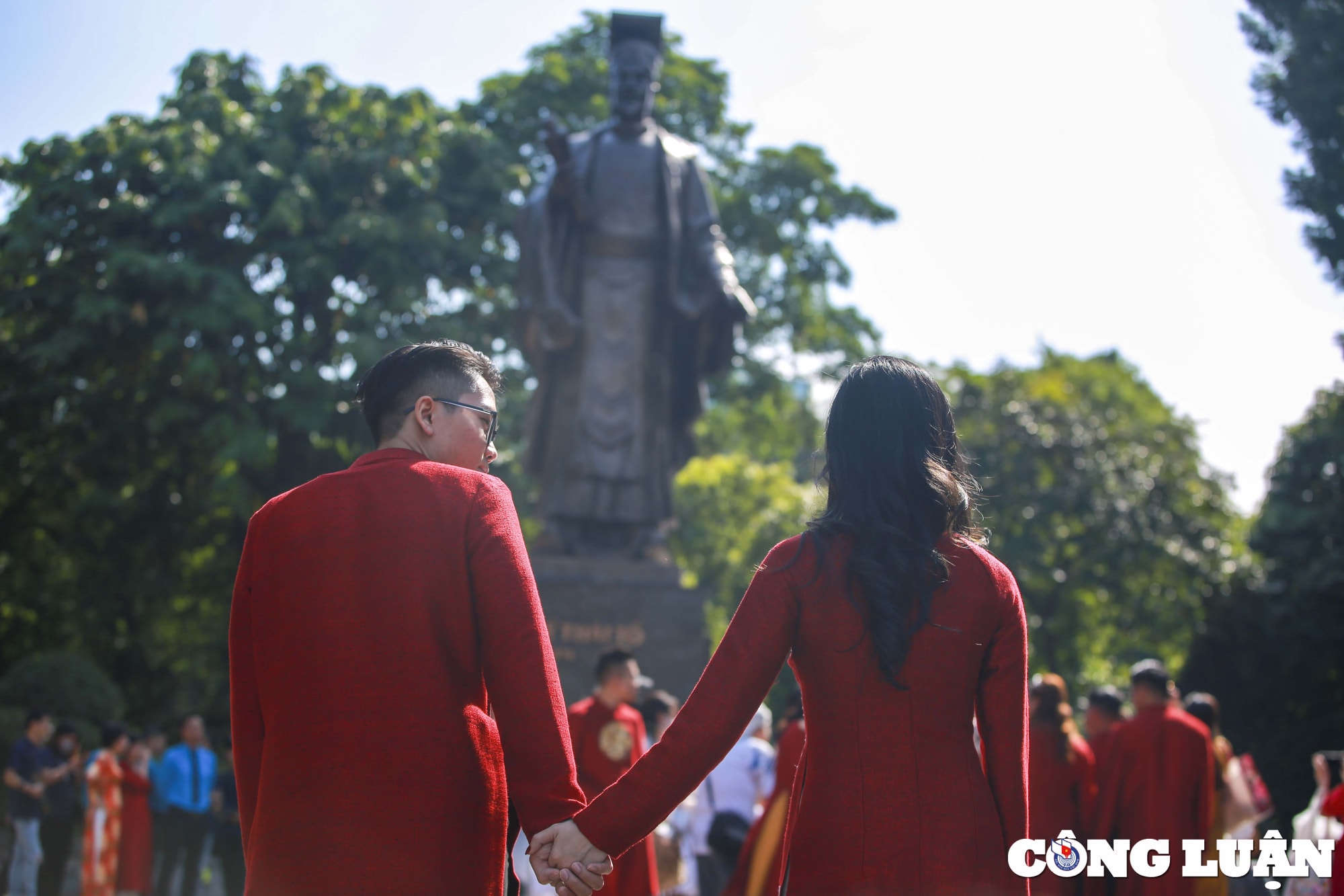 ha noi hinh anh hanh phuc cua 18 cap doi trong ngay dam cuoi tap the hinh 1