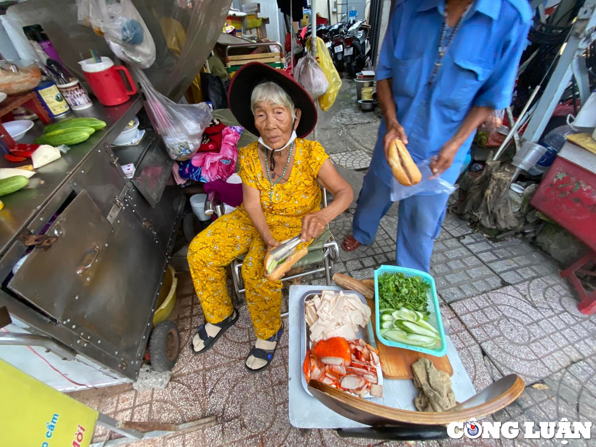 cu ba 80 tuoi va cau chuyen xuc dong ve banh mi 0 nha hinh 4