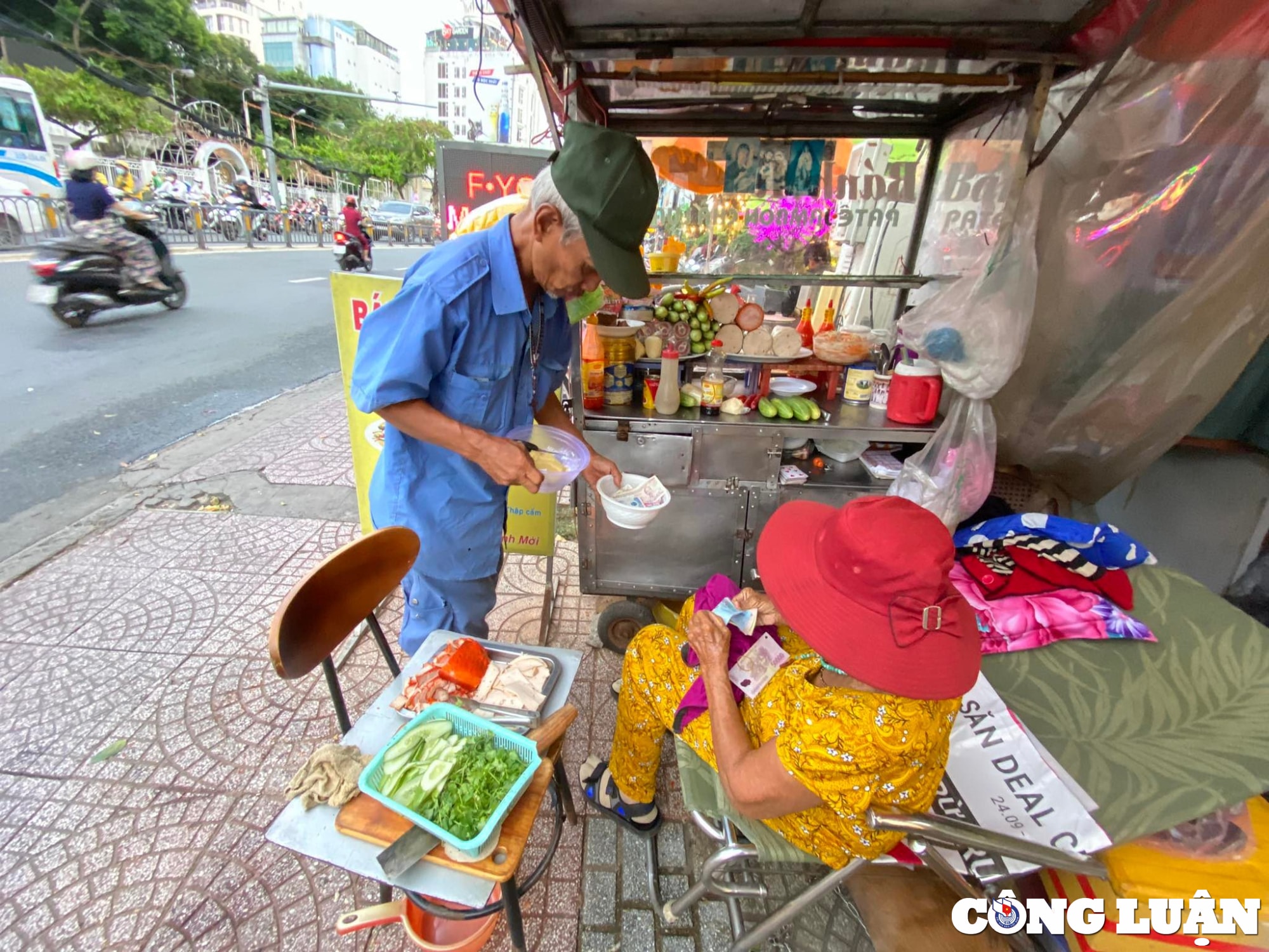 cu ba 80 tuoi va cau chuyen xuc dong ve banh mi 0 nha hinh 2