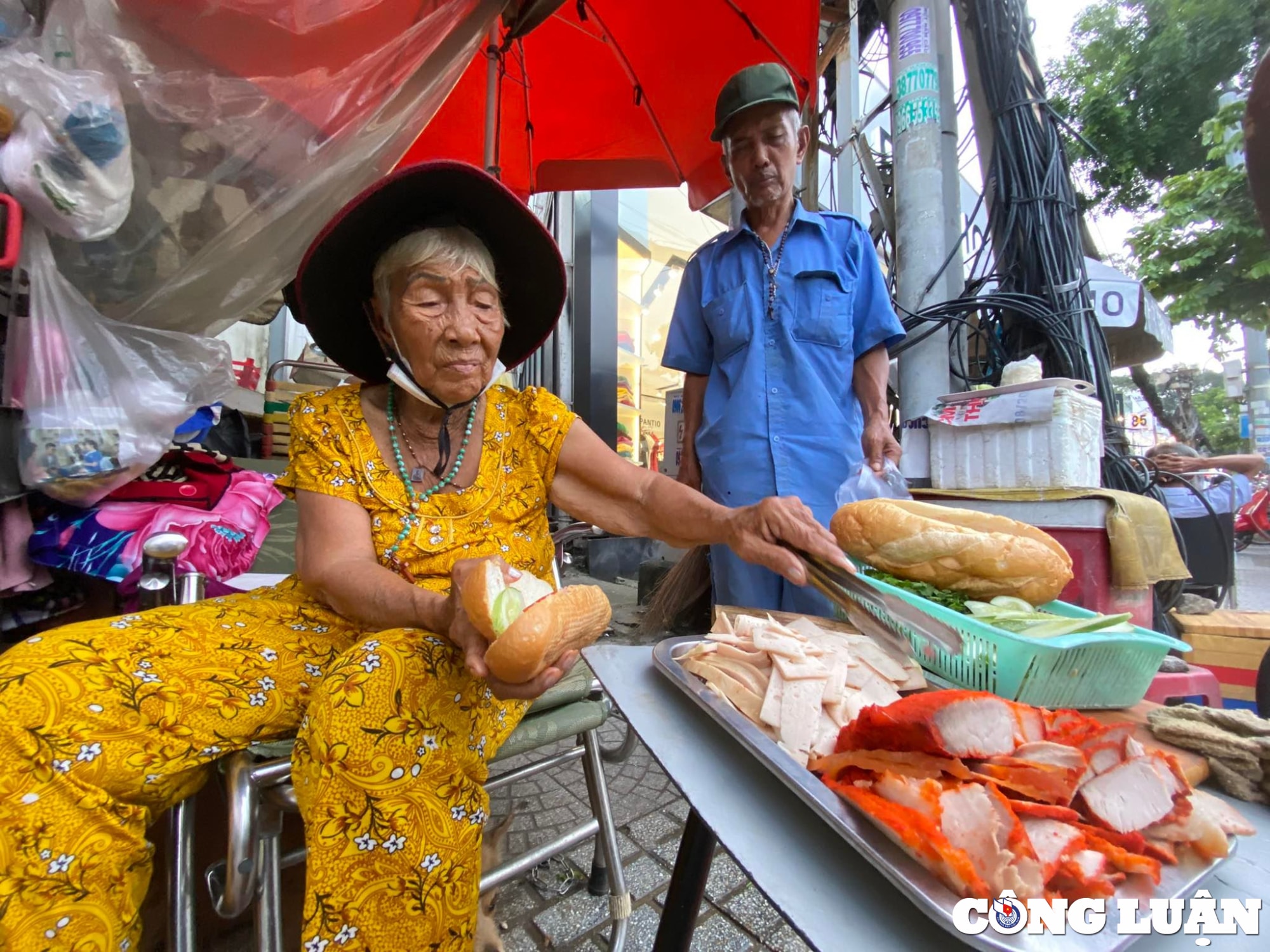 cu ba 80 tuoi va cau chuyen xuc dong ve banh mi 0 nha hinh 3