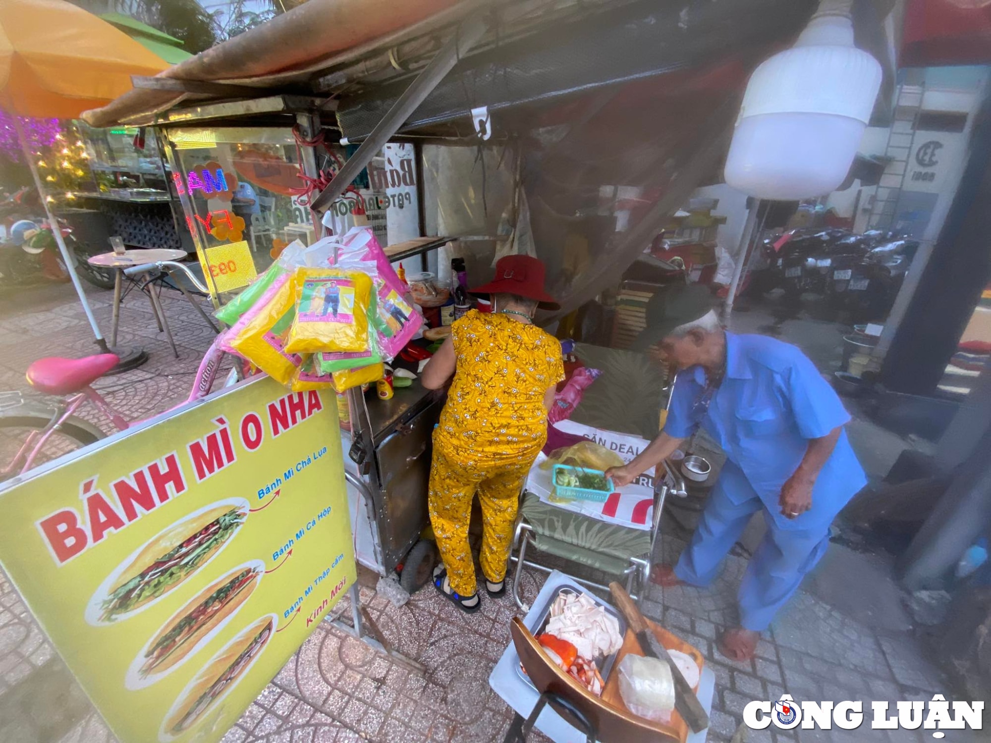 cu ba 80 tuoi va cau chuyen xuc dong ve banh mi 0 nha hinh 1