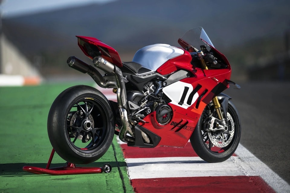 ducati panigale v4 r 2023 co cong suat hon 240 ma luc hinh 2