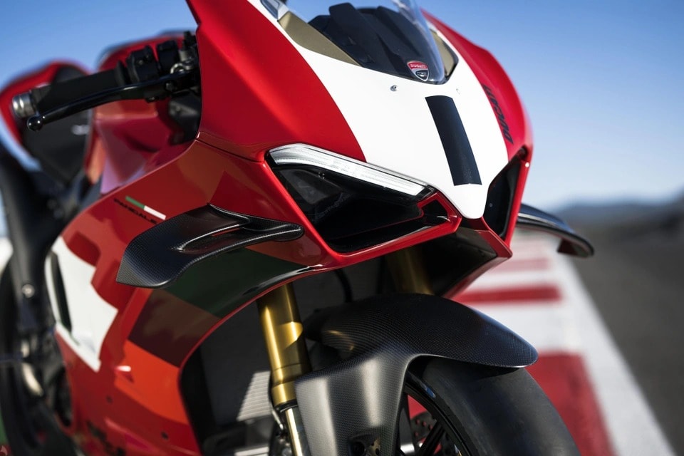 ducati panigale v4 r 2023 co cong suat hon 240 ma luc hinh 3