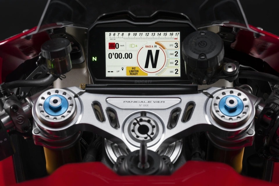 ducati panigale v4 r 2023 co cong suat hon 240 ma luc hinh 4