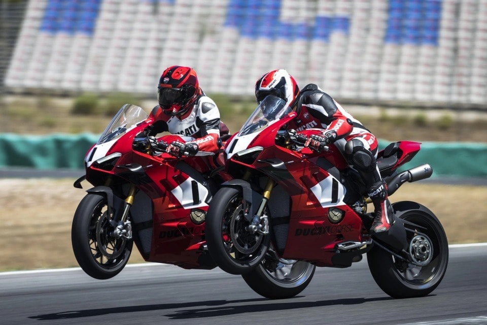 ducati panigale v4 r 2023 co cong suat hon 240 ma luc hinh 8