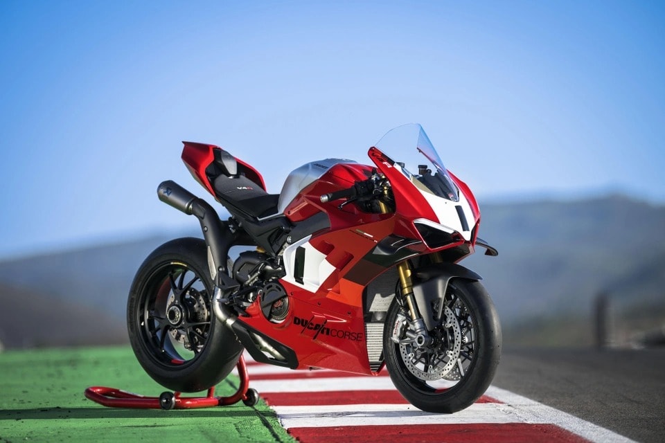 ducati panigale v4 r 2023 co cong suat hon 240 ma luc hinh 1