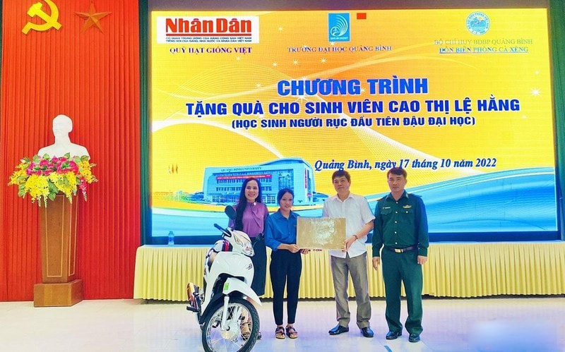 bao nhan dan trao qua cho sinh vien dong bao ruc dau tien tai quang binh vao dai hoc hinh 1
