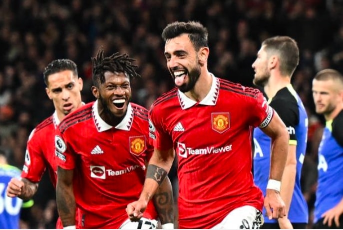 danh bai tottenham 2 0 man united gui chien thu toi chelsea hinh 1