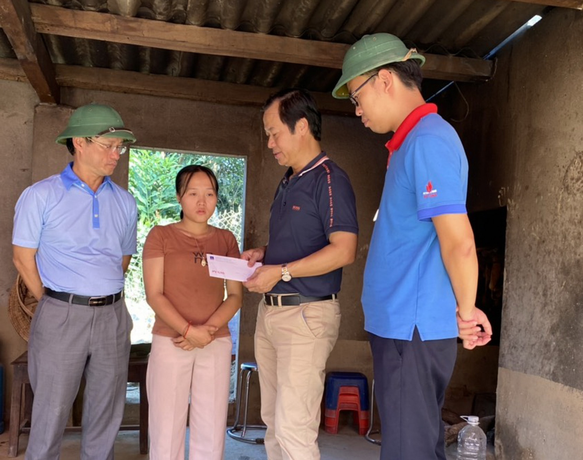pv gas ung ho hon 300 trieu dong cho dong bao mien trung hinh 2