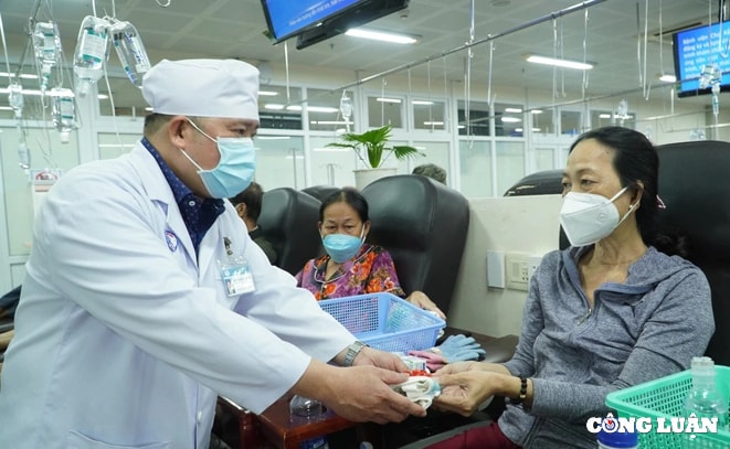 xuc dong canh nhung doa hong thep nhan qua 20 10 khi dang hoa tri hinh 1