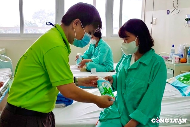 xuc dong canh nhung doa hong thep nhan qua 20 10 khi dang hoa tri hinh 3