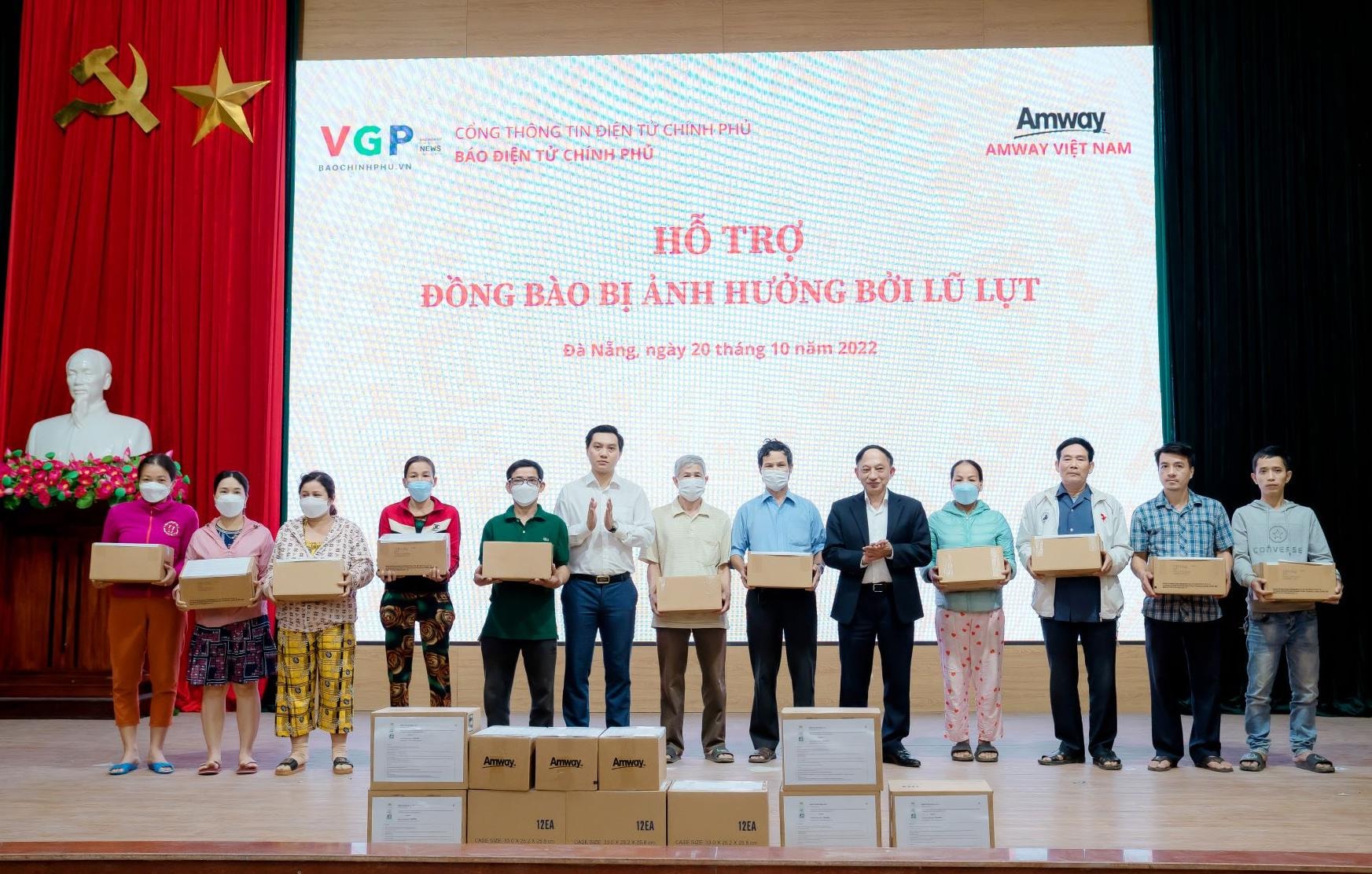 amway viet nam chung tay cung tp da nang khac phuc thiet hai do thien tai hinh 2