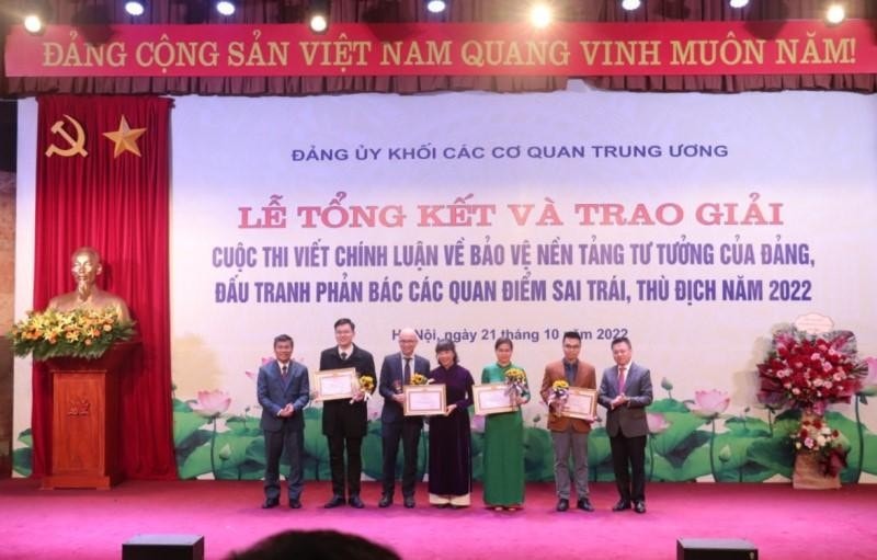 dang uy khoi cac co quan trung uong trao giai cuoc thi viet chinh luan ve bao ve nen tang tu tuong cua dang hinh 3