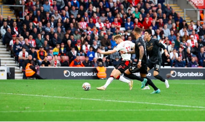 arsenal bi southampton cam chan o st marys hinh 3