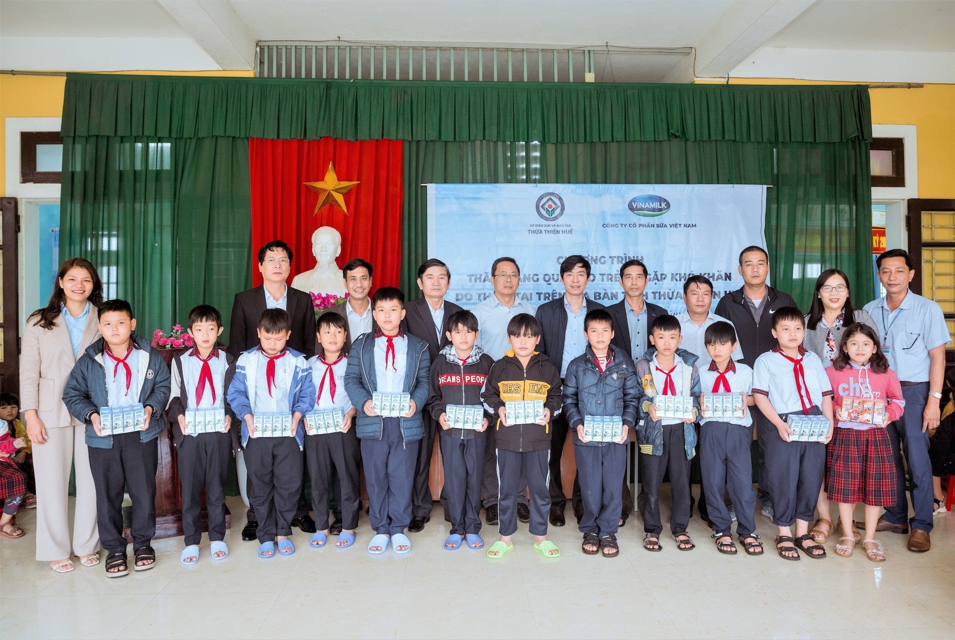 vinamilk ho tro hang tram ngan san pham dinh duong cho hoc sinh va nguoi dan 3 tinh mien trung bi thien tai hinh 3