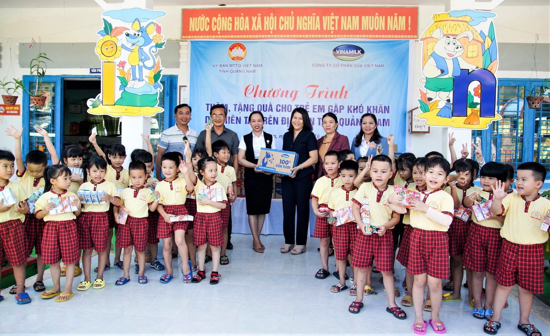 vinamilk ho tro hang tram ngan san pham dinh duong cho hoc sinh va nguoi dan 3 tinh mien trung bi thien tai hinh 1