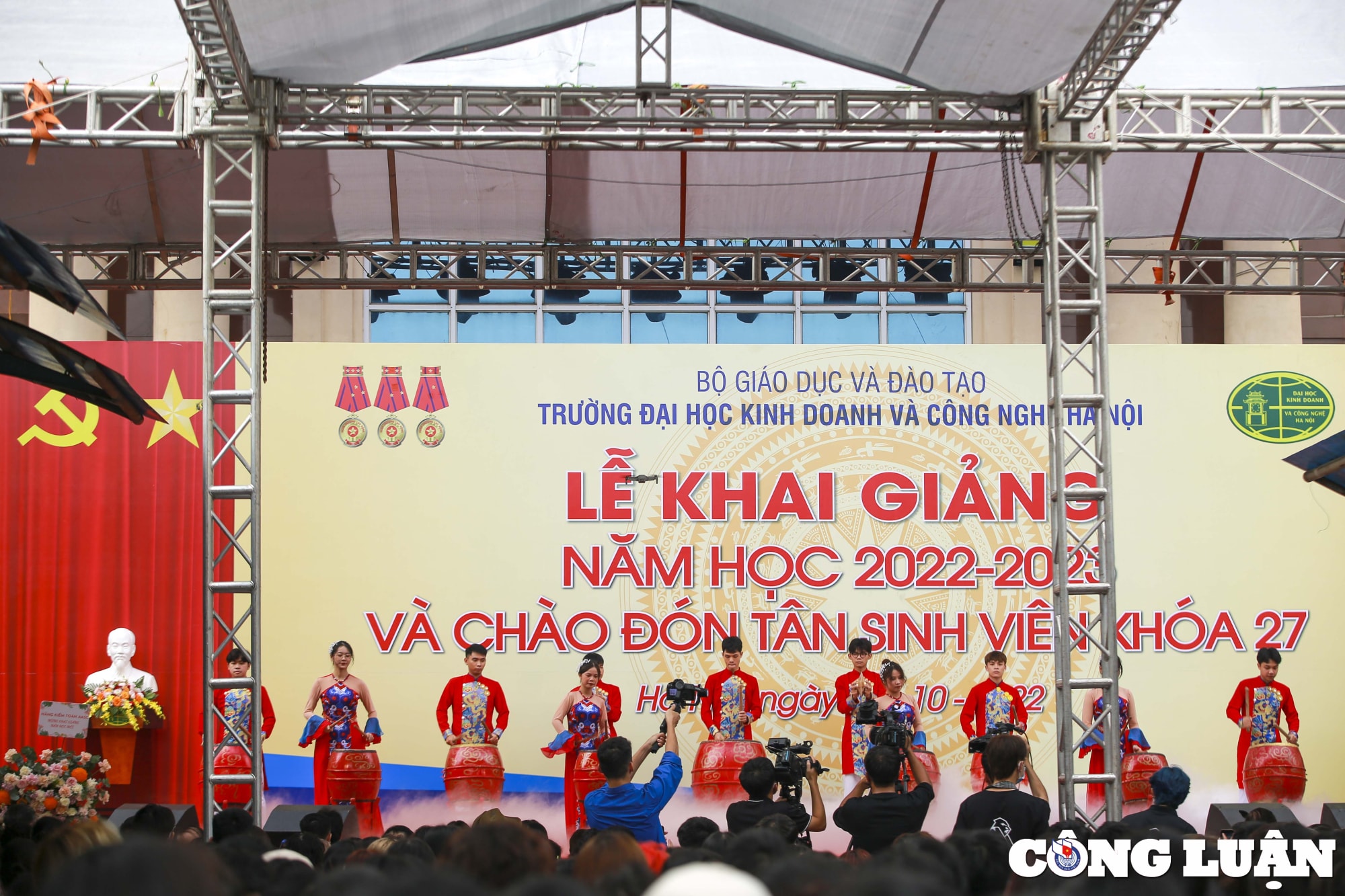 hinh anh cac nu sinh vien dai hoc rang ro trong le khai giang nam hoc moi hinh 1
