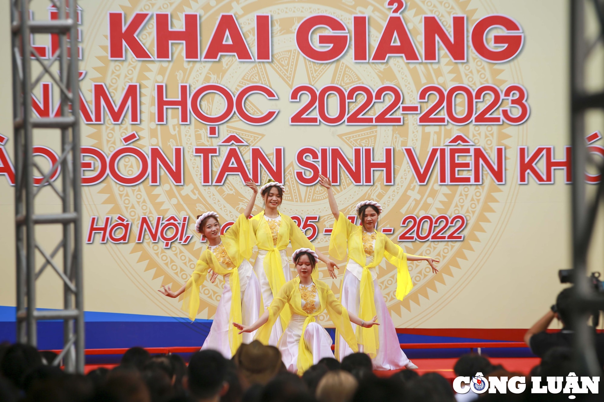 hinh anh cac nu sinh vien dai hoc rang ro trong le khai giang nam hoc moi hinh 2