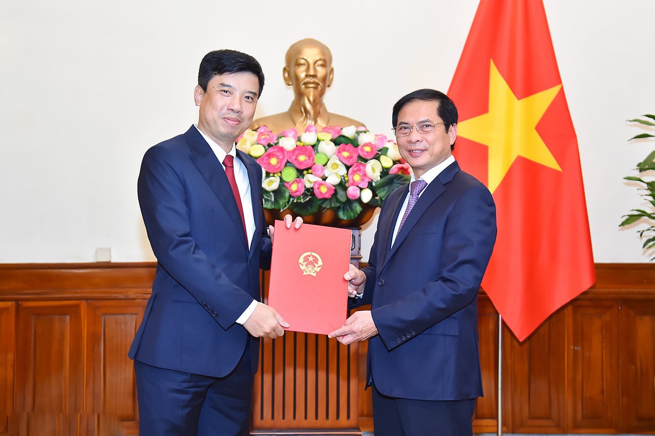 trao quyet dinh bo nhiem tong bien tap bao the gioi va viet nam hinh 1