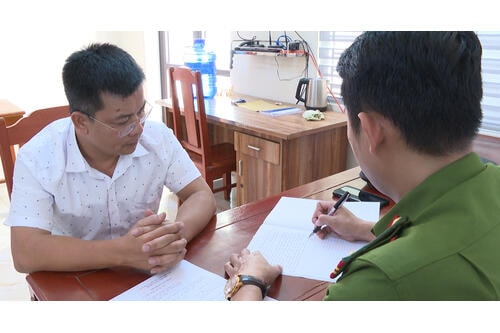 khoi to doi tuong dui thuoc la vao mat can bo cong an hinh 1