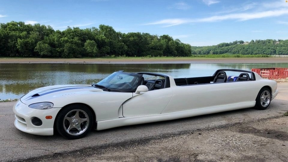 ngam chiec limousine dai gan 8m lam tu xe dua dodge viper rt 10 doi 1996 hinh 1