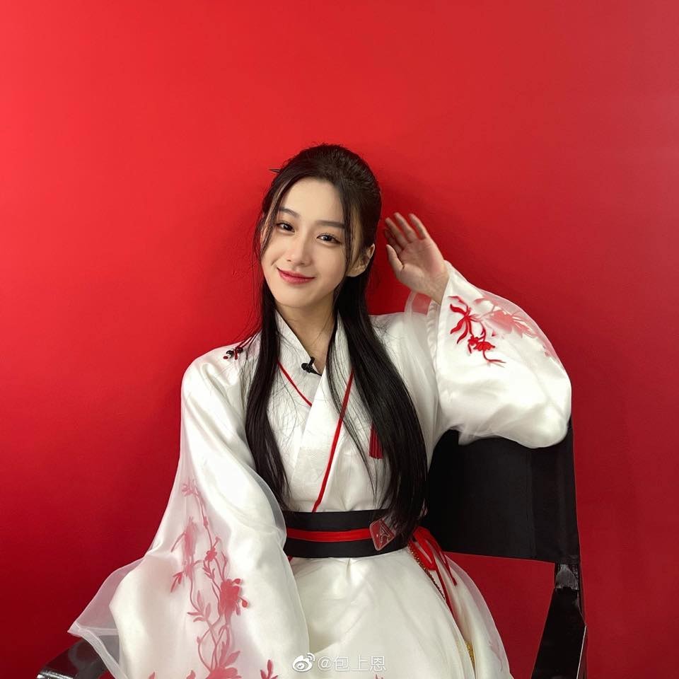 nguoi dep 20 tuoi vao vai hoang dung trong anh hung xa dieu 2022 hinh 1