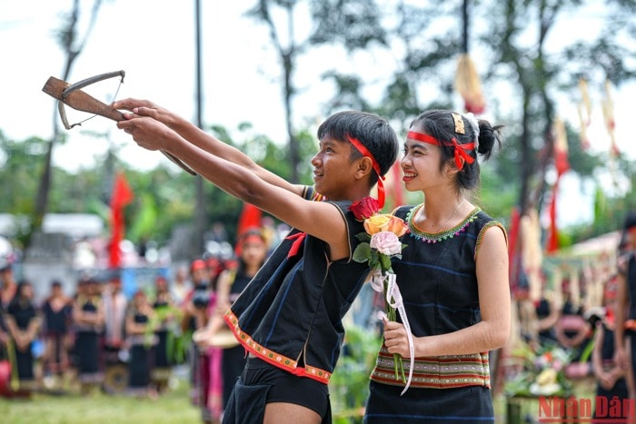 hoc sinh kon tum thi trinh dien trang phuc dan toc thieu so hinh 2