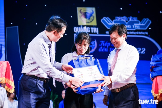 trao hoc bong tiep suc den truong cho tan sinh vien co hoan canh kho khan hinh 1
