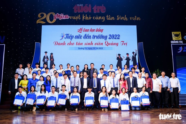 trao hoc bong tiep suc den truong cho tan sinh vien co hoan canh kho khan hinh 2