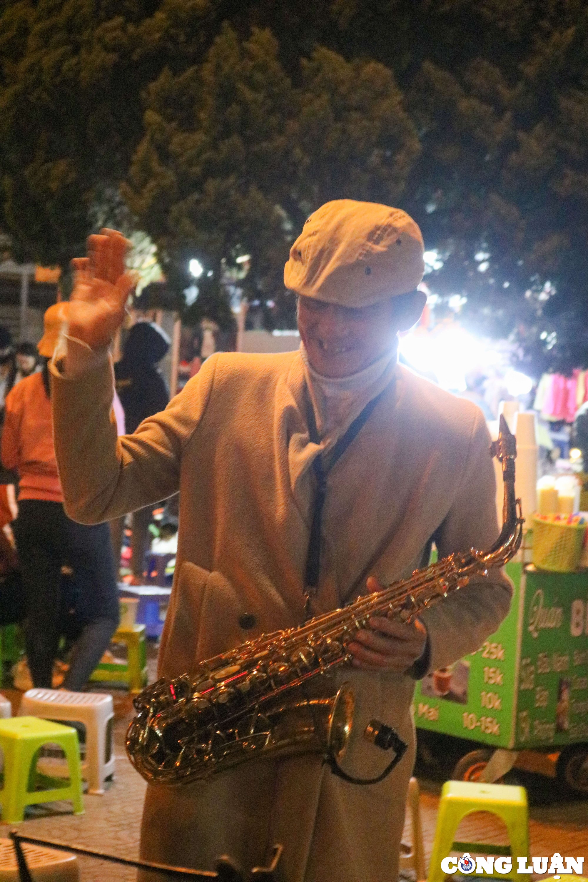 roi tphcm nguoi dan ong u70 len da lat ke chuyen bang saxophone hinh 8