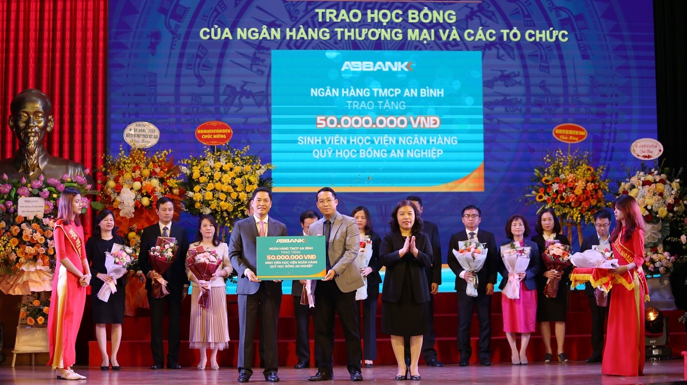 abbank dau tu quy hoc bong an nghiep dong hanh cung sinh vien nganh tai chinh ngan hang hinh 1
