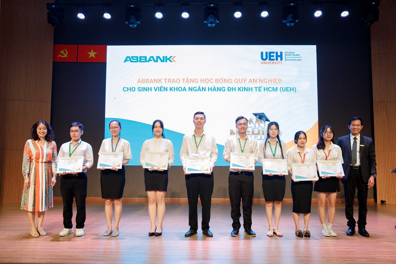 abbank dau tu quy hoc bong an nghiep dong hanh cung sinh vien nganh tai chinh ngan hang hinh 2