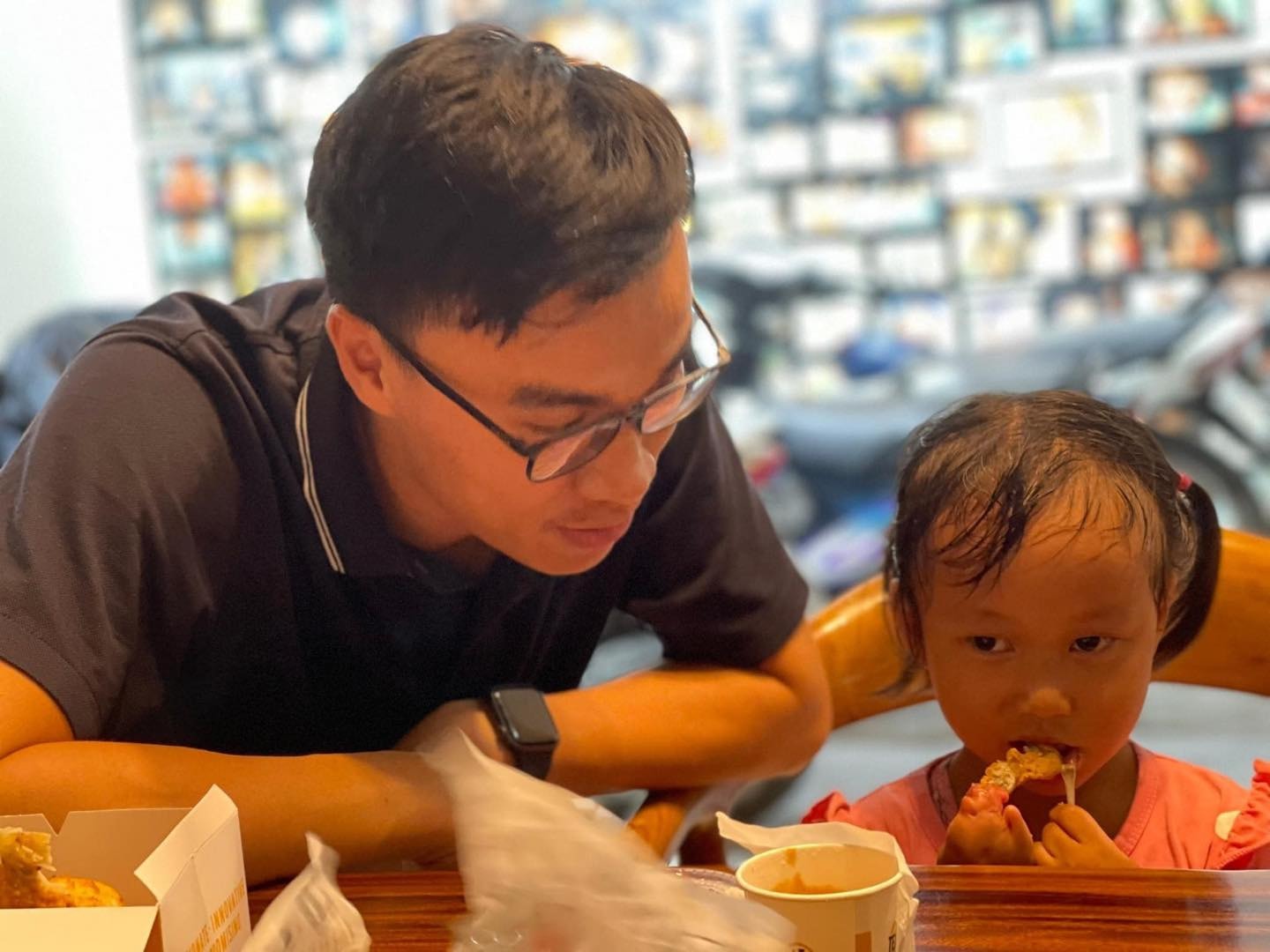 ban tay cho em va cau chuyen xuc dong giua bac si tp hcm voi em be ha giang hinh 3