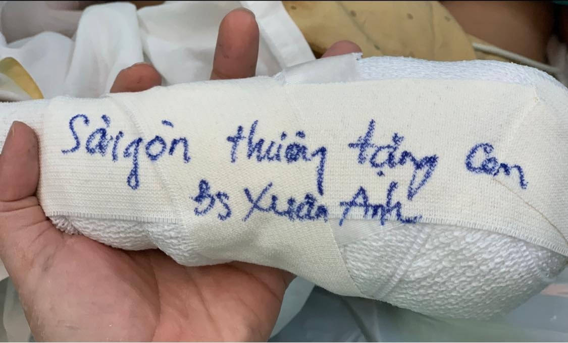 ban tay cho em va cau chuyen xuc dong giua bac si tp hcm voi em be ha giang hinh 6