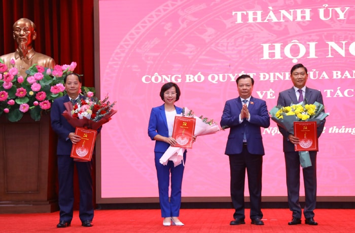 ban thuong vu thanh uy ha noi trao 3 quyet dinh ve cong tac can bo hinh 1