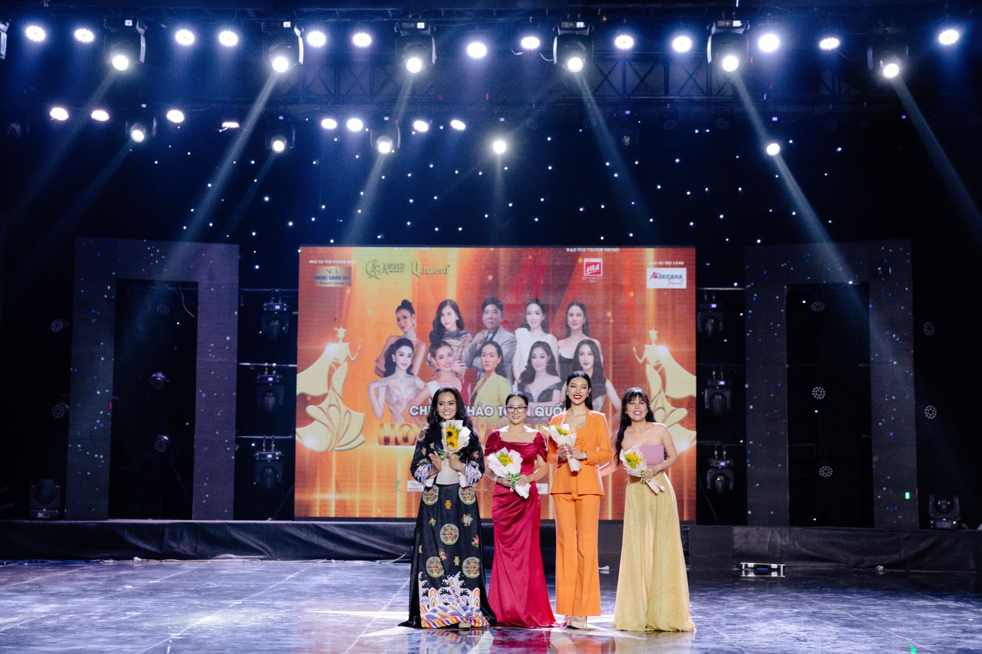 thi sinh hoa hau quy ba viet nam dung tien dau gia thanh cong de lam thien nguyen hinh 1