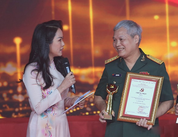 de nha bao vuot qua thu thach kho kho kho khi viet ve bao ve nen tang tu tuong cua dang hinh 1